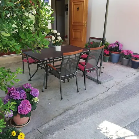 And Mery Apartment Banjol