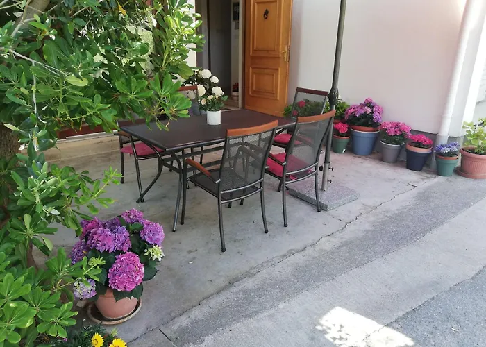 And Mery Apartment Banjol